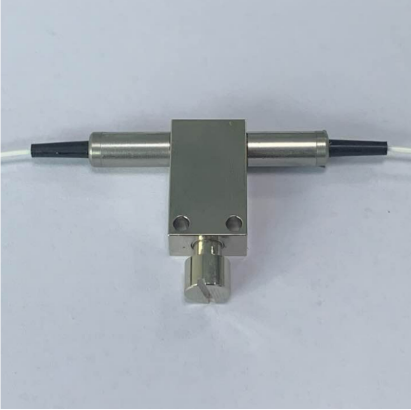 تستخدم مخففات الألياف البصرية الداخلية كثيرا في أنظمة الاتصالات البصرية وأنظمة استشعار الألياف ومختبرات البصريات وأدوات الاختبار ، على سبيل المثال القليل. وهي ملحوظة بكونها صغيرة ، ولديها الحد الأدنى من الخسارة الأولية ، ولديها مجموعة واسعة من التخفيف. إليك بعض الأشياء التي يمكن القيام بها وأين يمكن استخدامها.
<p>الميزات:</p>
<p>- نطاق التخفيف الواسع: تأتي مخففات الألياف البصرية الداخلية مع مجموعة واسعة من خيارات التخفيف ، تتراوح من 1 ديسيبل إلى 30 ديسيبل لتوفير فقدان الإشارة وفقًا للمتطلبات.</p>
<p>- خسارة أصلية منخفضة: هذه المخففات لها خسارة إدراج أولية منخفضة وهي مناسبة للتطبيقات التي يكون فيها تخفيف الإشارة أمرا حاسما.</p>
<p>- الحجم المدمج: صغيرة الحجم ويمكن دمجها بسهولة في أنظمة الألياف البصرية دون أن تأخذ الكثير من المساحة.</p>
<p>- دقة عالية: مخففات الألياف البصرية الداخلية توفر تخفيف دقة عالية ، وهو أمر ضروري للحفاظ على جودة الإشارة.</p>
<p>- نطاق درجة حرارة التشغيل الواسع: تعمل في نطاق درجة حرارة واسع من -40 درجة مئوية إلى 85 درجة مئوية.</p>